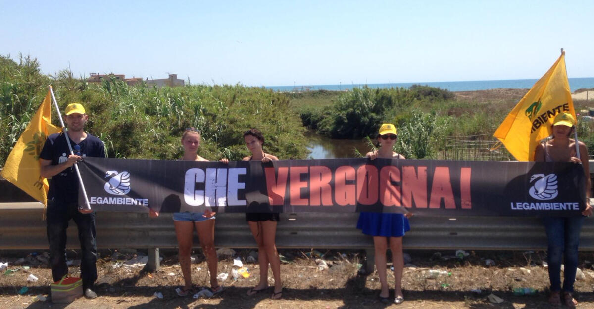 Blitz di Legambiente alla foce del Rio Torto, tra Ardea e Pomezia. - 
