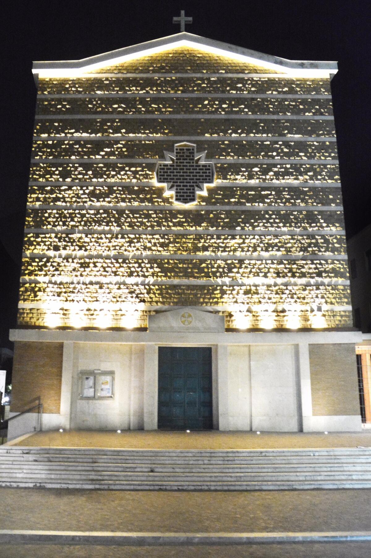 Nuova illuminazione per la facciata della Chiesa di piazza Ungheria, a Torvaianica. - 