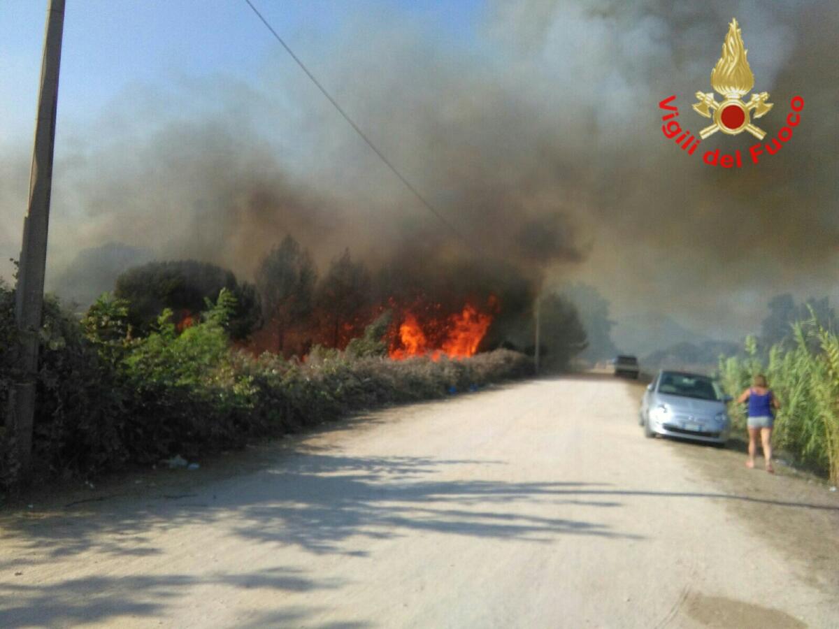 Le fiamme minacciano il camping “Haiti” a Fondi. - 