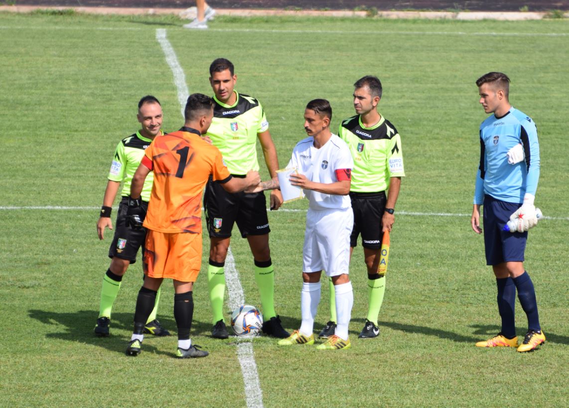 Anzio-Latina il saluto tra i capitani (foto Ferri)