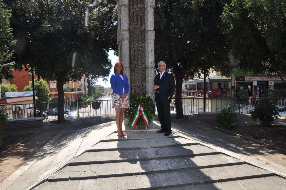 Carmen Porcelli e Gianfranco Compagno al Monumento ai Caduti