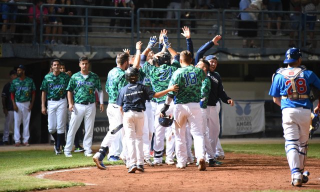 l'esultanza del Nettuno dopo il fuoricampo di Giuseppe Mazzanti