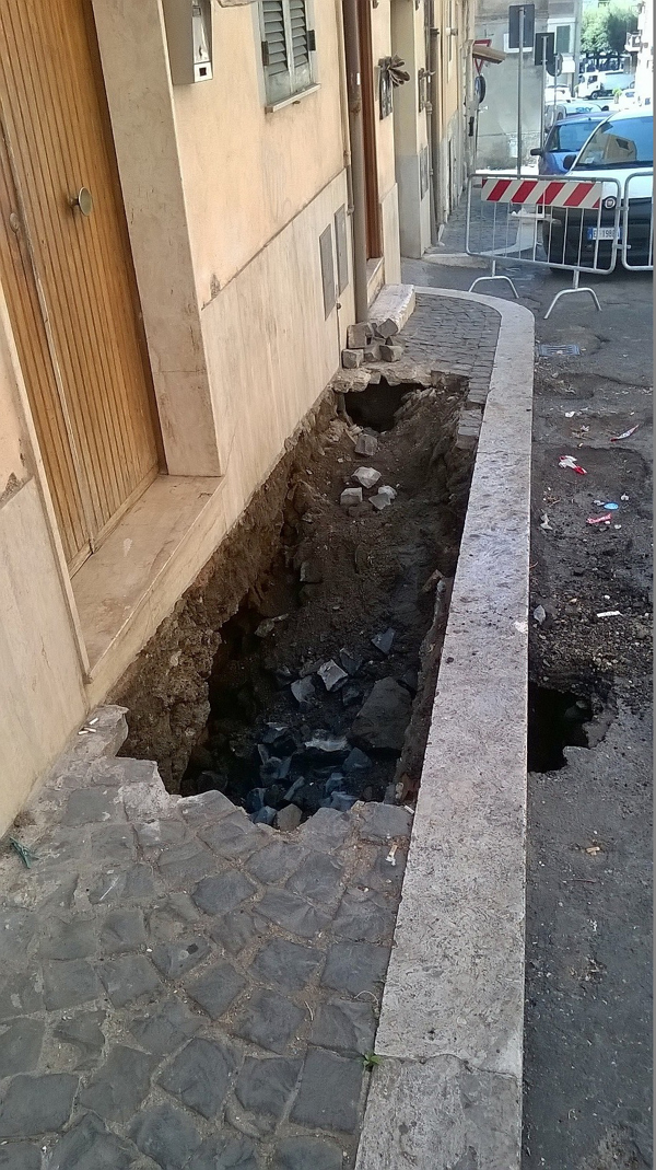la voragine in via Murialdo, ad Albano
