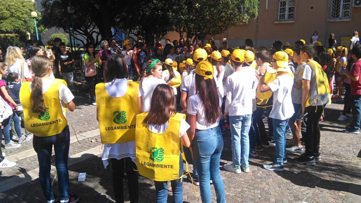 Puliamo il Mondo, a Latina studenti piantano fiori nei giardini del Comune - 