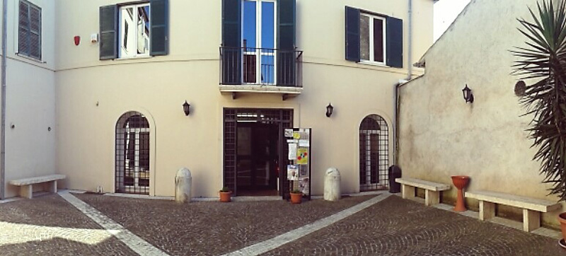la biblioteca civica “Elio Filippo Accrocca"