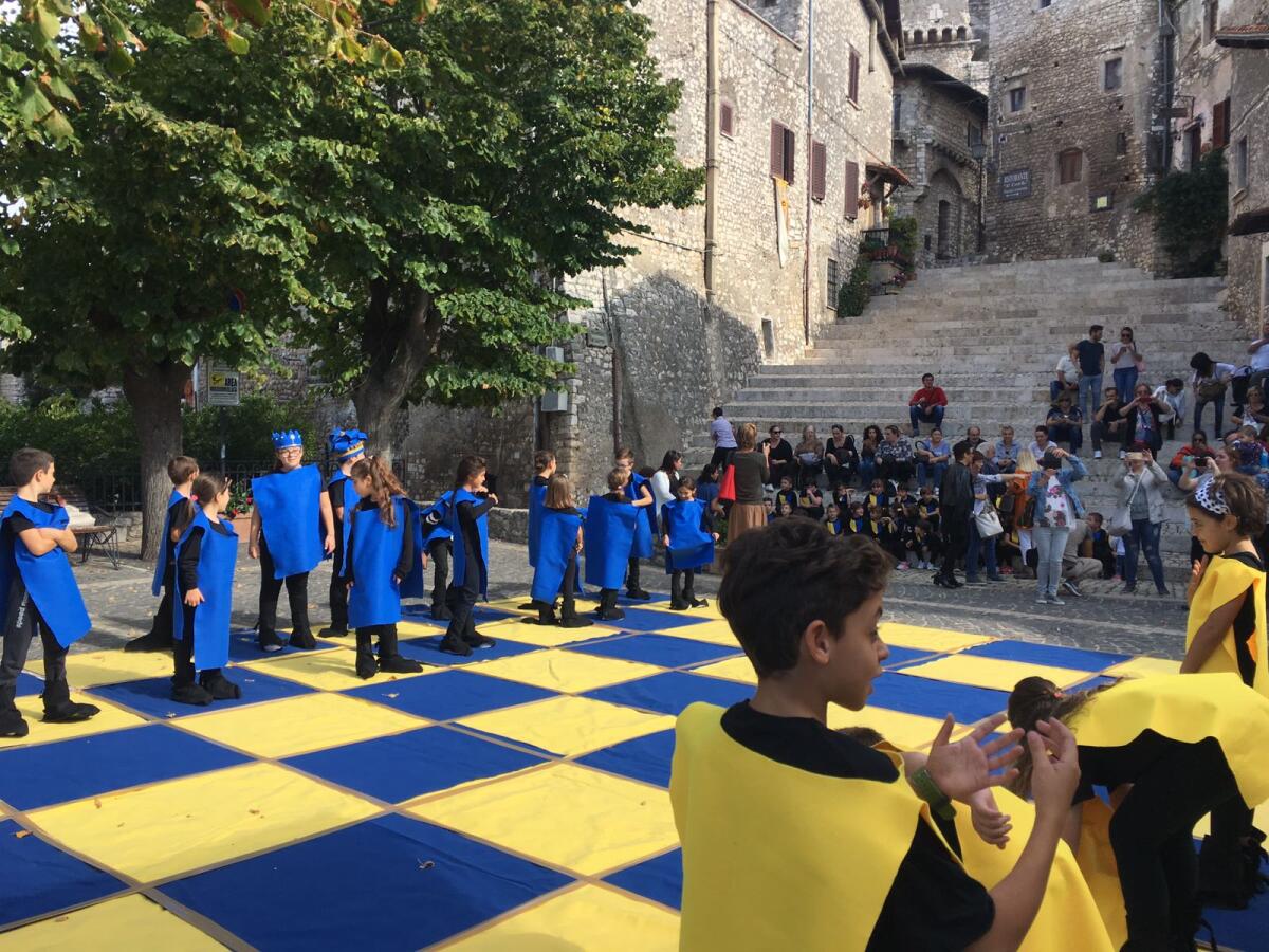 Una partita di “scacchi viventi” con gli studenti di Sermoneta. - 
