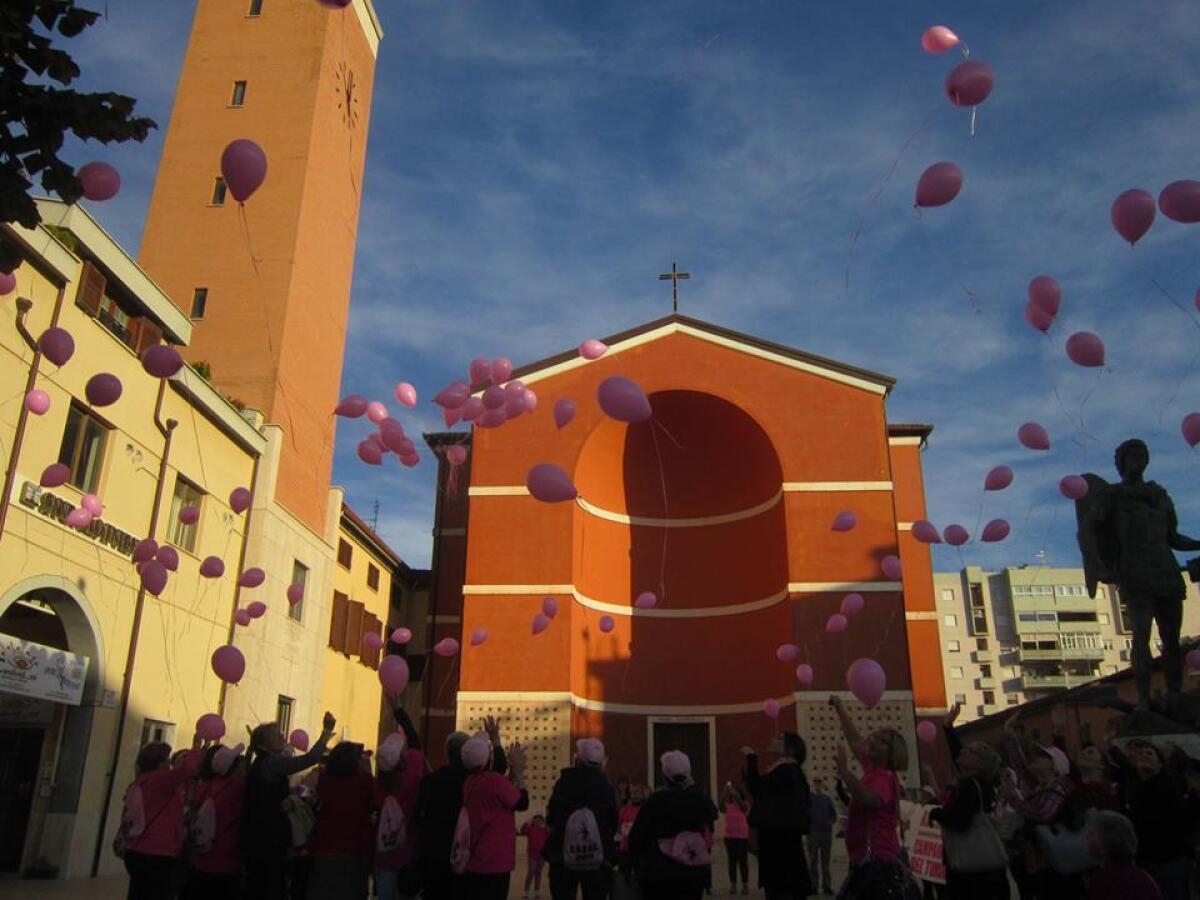 APRILIA - “Ottobre Rosa”: passeggiata in centro e lancio di palloncini con i volontari dell'Andos. - 