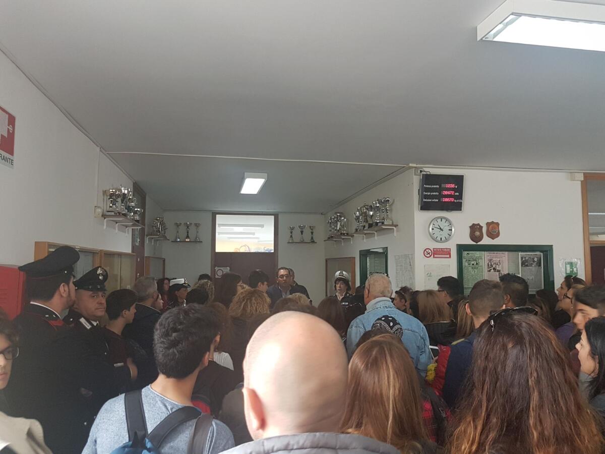 Aprilia - Odori nauseabondi, gli studenti del liceo Meucci vanno via da scuola. E' caos - 