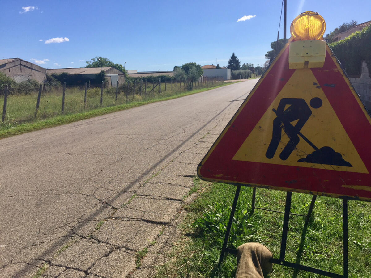 CISTERNA - Via Reynolds, partiti i lavori di rifacimento del manto stradale e messa in sicurezza delle scoline. - 