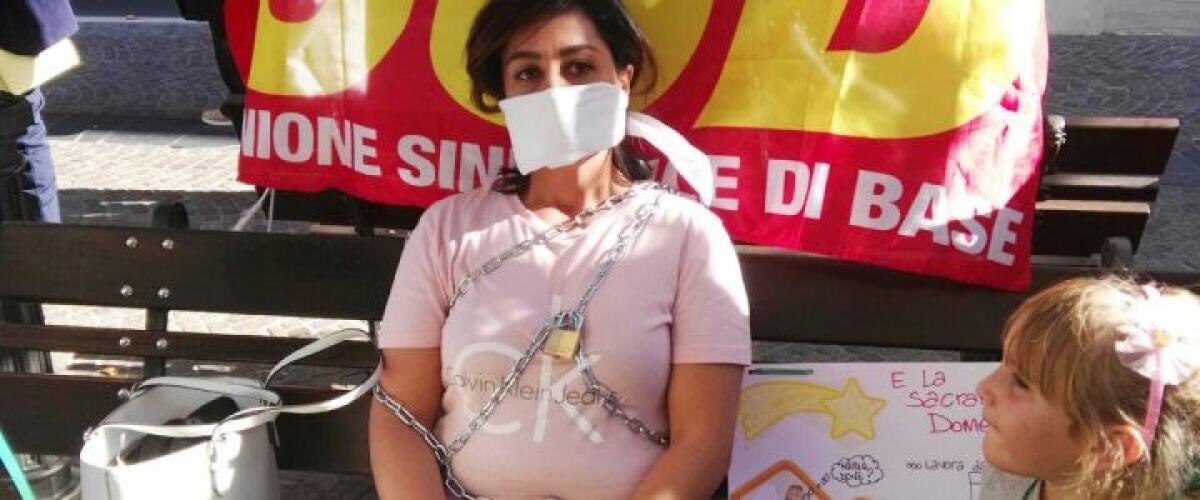 Giovane mamma di Aprilia si incatena all'Outlet, la protesta contro il trasferimento a oltre 50 km - 