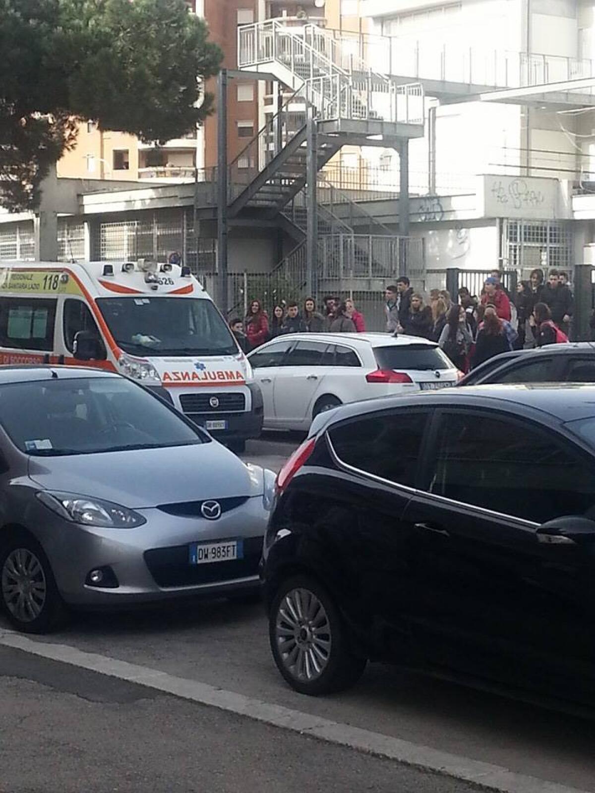 Topi a scuola, protestano gli studenti dell'Istituto Copernico di Pomezia - 