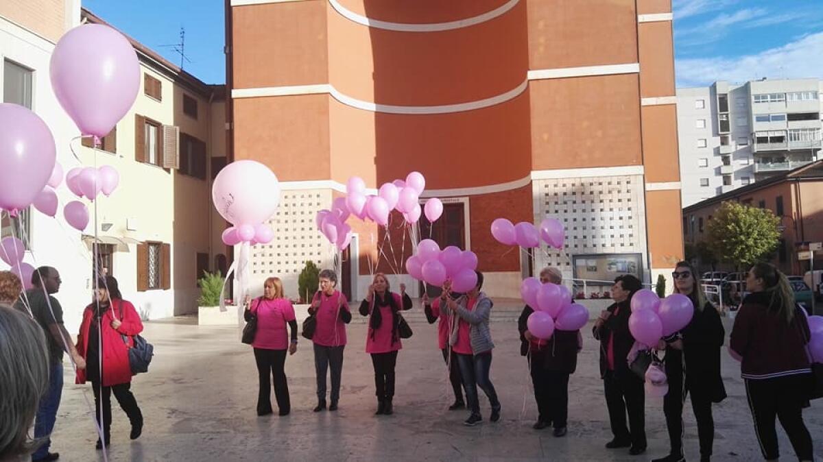 Aprilia - Tanti palloncini rosa in cielo per la prevenzione - 