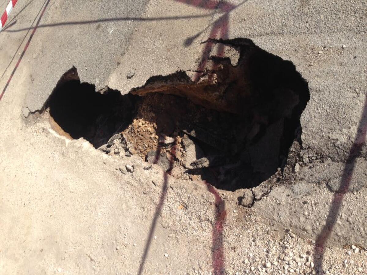 Cratere sull'asfalto in via Titta Ruffo: la segnalazione del Comitato del quartiere Campo di Carne. - 