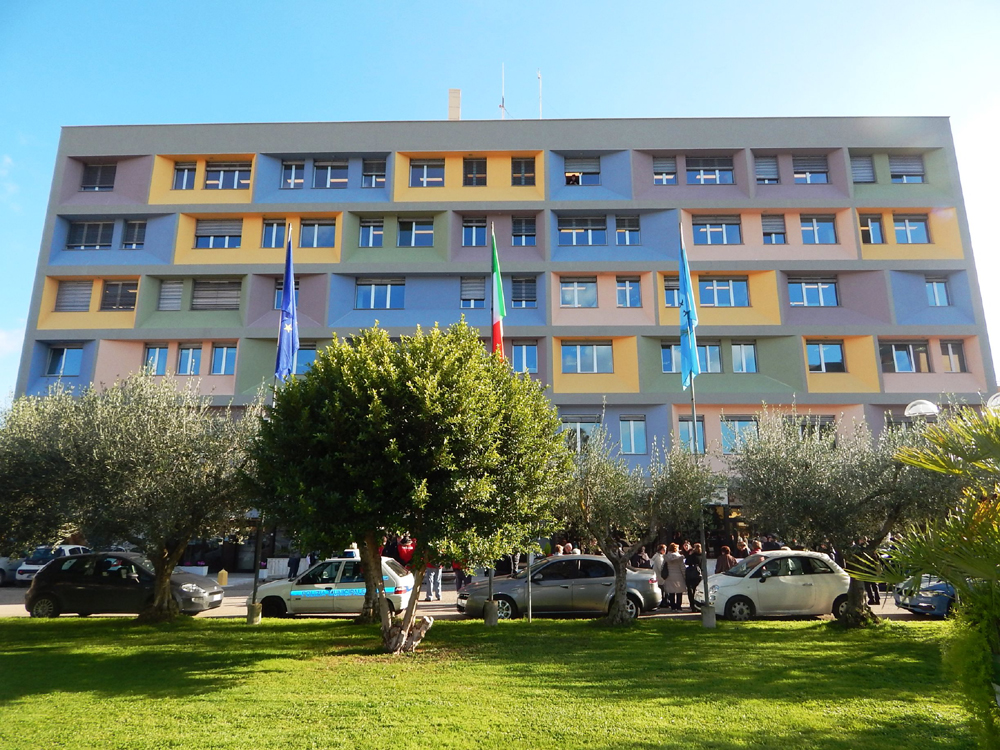 la sede distaccata del Comune di Aprilia, in Piazza dei Bersaglieri