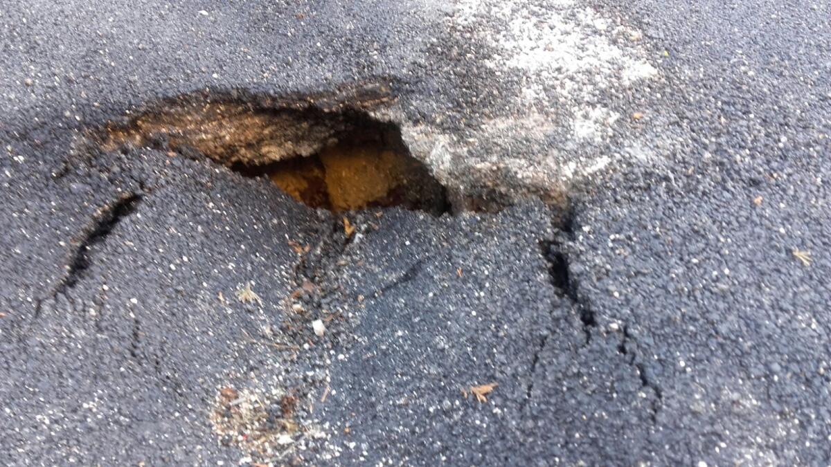 Buche pericolose a Campo di Carne ad Aprilia - 