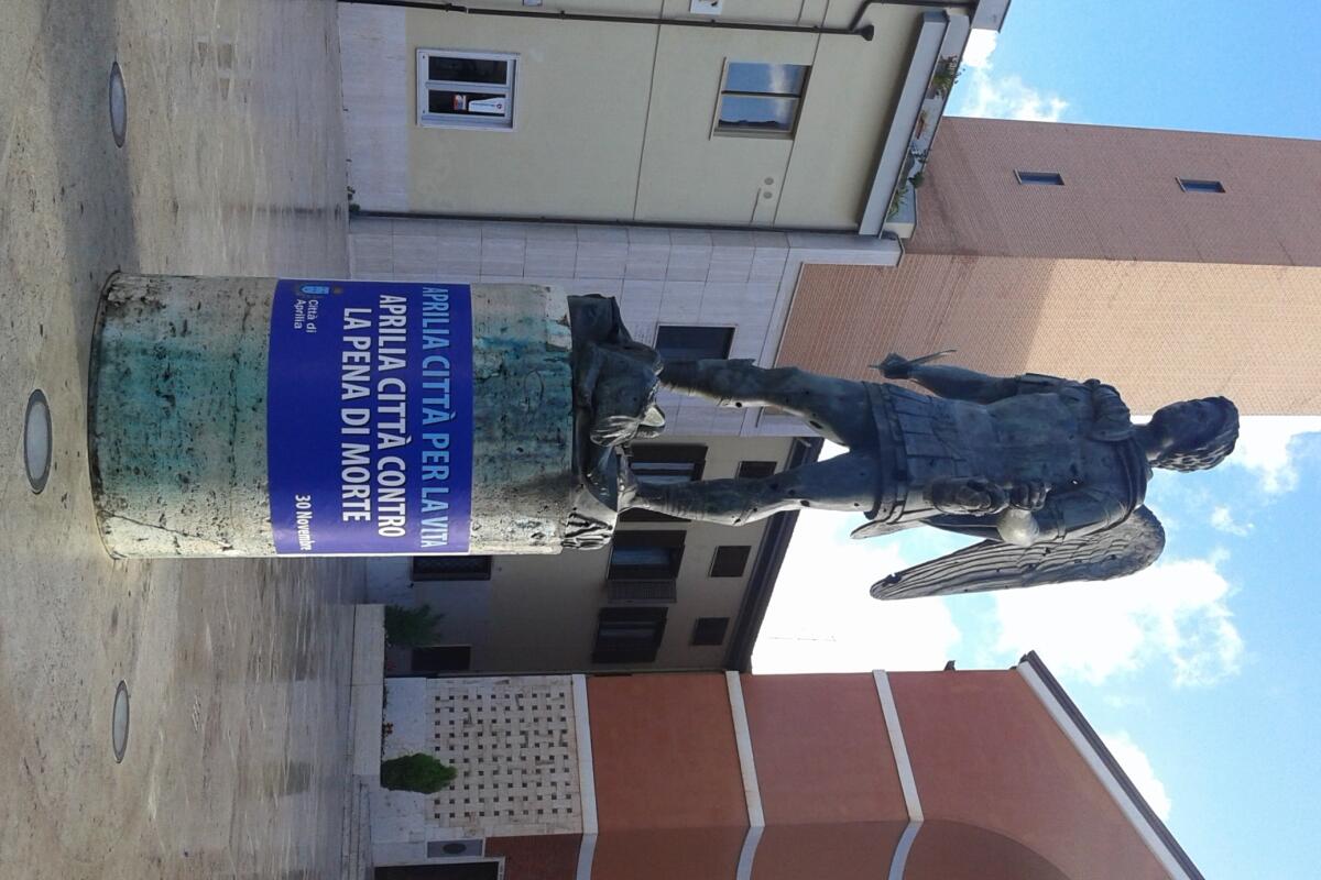 APRILIA - Giornata Mondiale contro la Pena di morte: la statua di San Michele indossa la fascia. - 