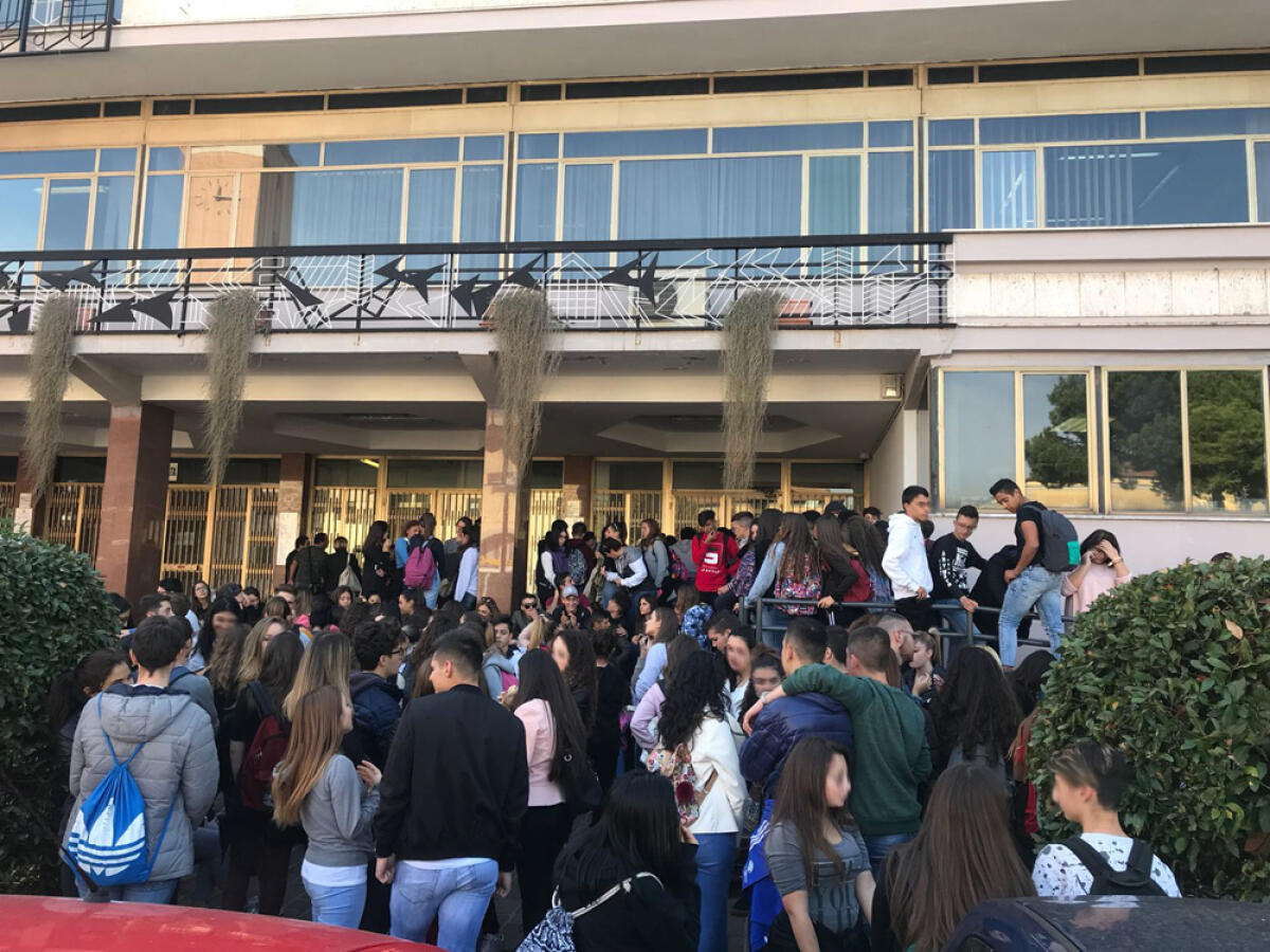 Miasmi dal fosso della Ficoccia, ad Aprilia: gli studenti chiedono la chiusura del liceo Meucci. - 