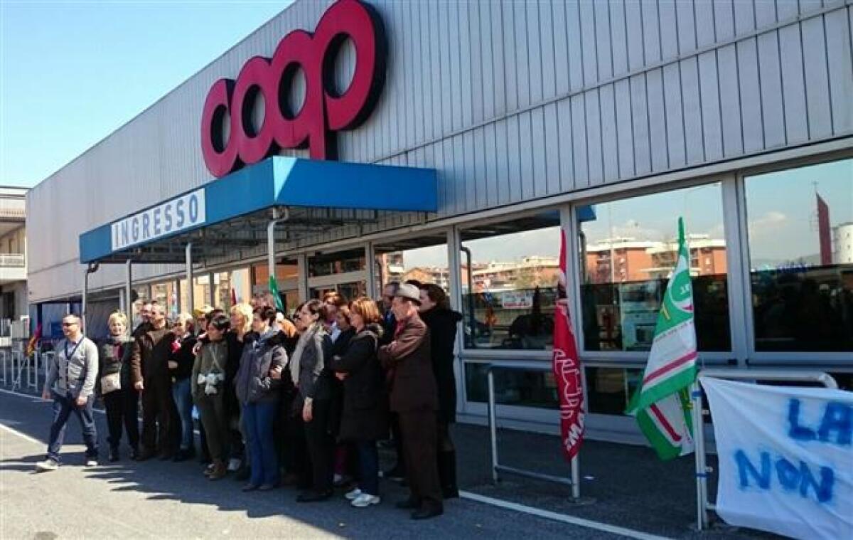 Protesta a Terracina dopo l'annuncio di nuovi licenziamenti Coop - 