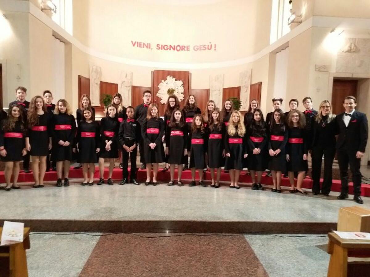 Aprilia - Chiesa gremita per il concerto "Candlelight" dei Liberi Cantores - 