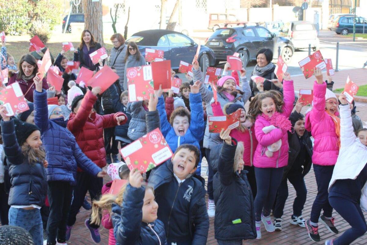 Bimbi all'Ufficio Postale di Latina per spedire le letterine a Babbo Natale - 