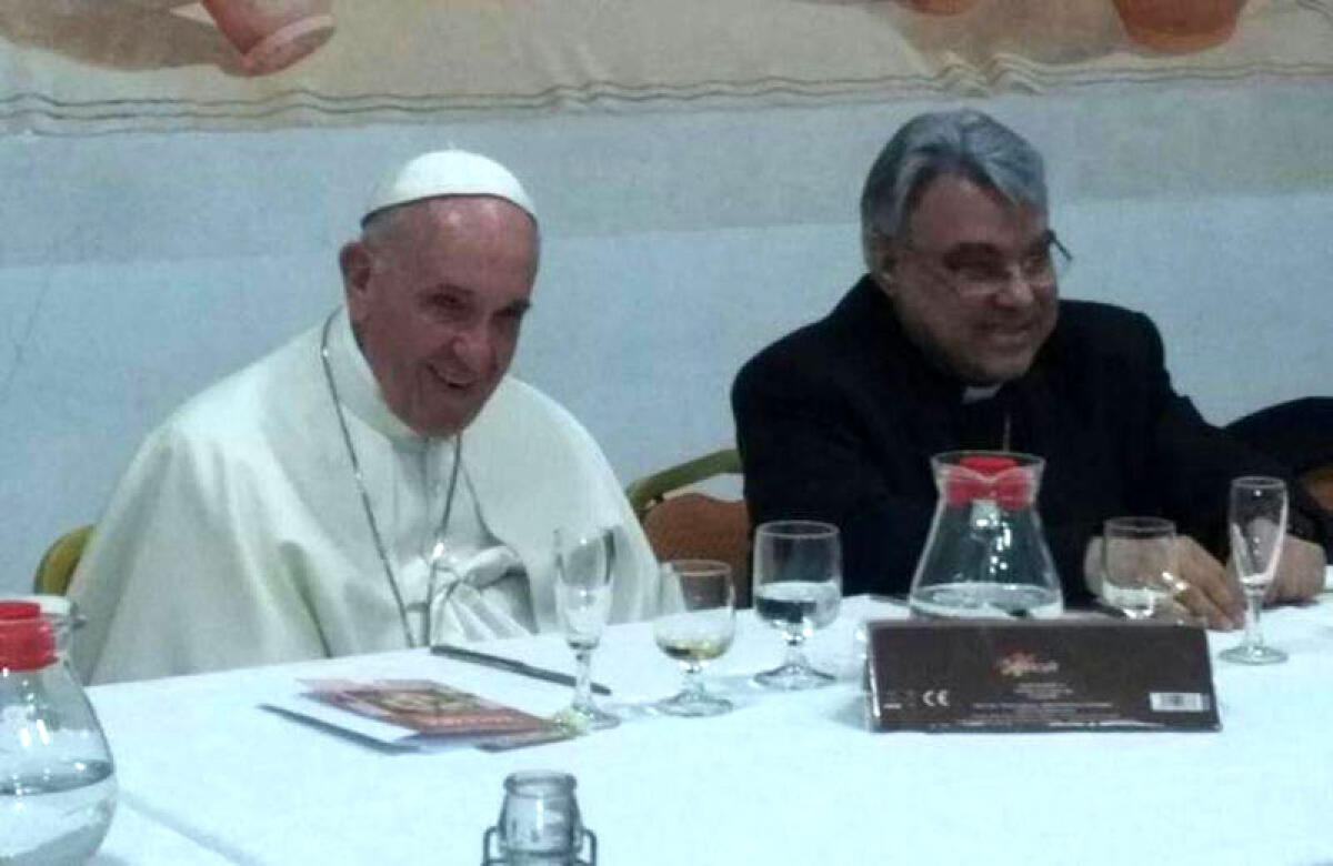 Compleanno con sorpresa “speciale” per il vescovo di Albano, Monsignor Semeraro: a pranzo arriva Papa Francesco. - 