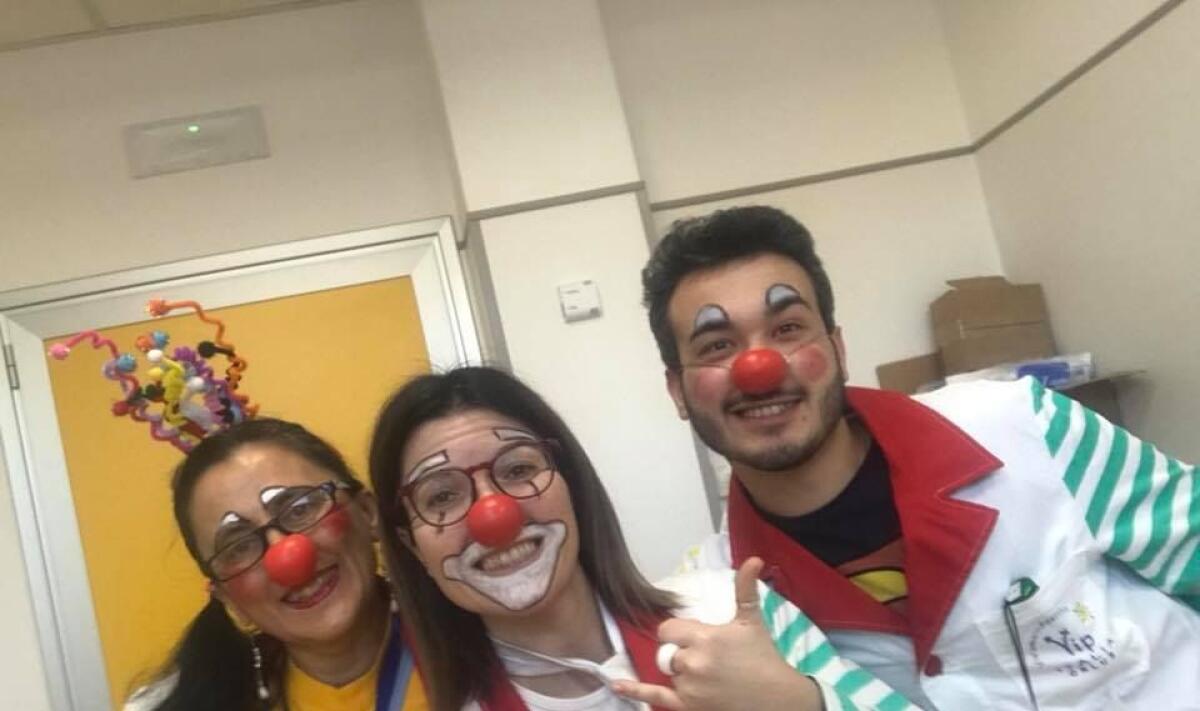 I Clown di “Viviamo in Positivo” questa domenica al mercatino di Aprilia. - 