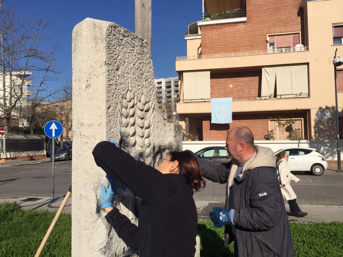 Latina - Ripulito il cippo di piazza Dante imbrattato dai vandali - 