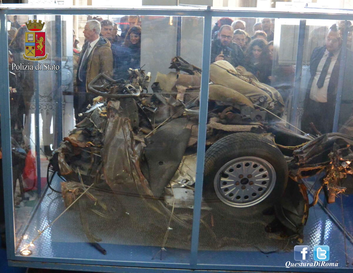 Esposti nella Galleria Sordi a Roma i resti dell'auto della scorta del giudice Falcone - 