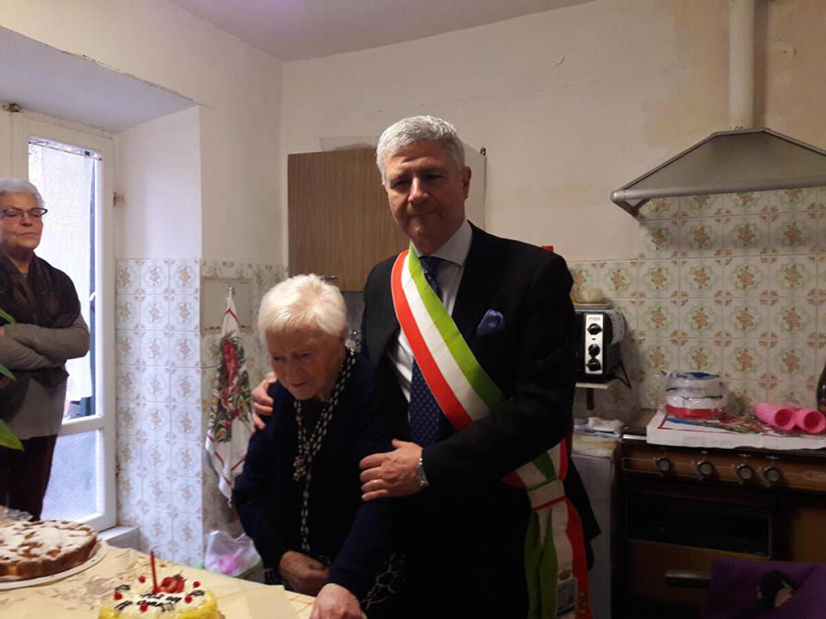 LANUVIO - Nonna Giuseppina festeggia i suoi 102 anni. - 