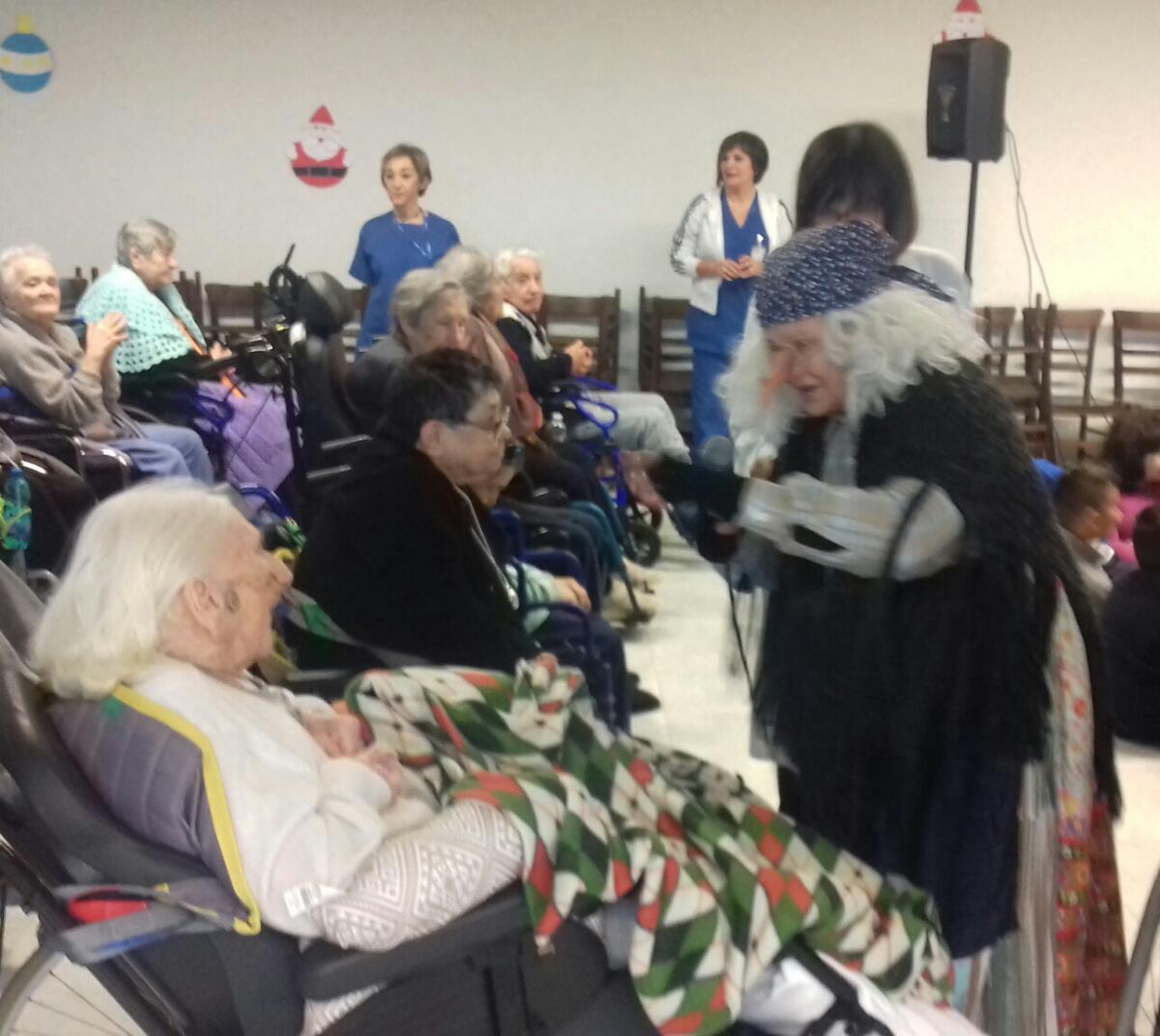 La Befana regala calze e dolci ai pazienti della Rsa di Villa Silvana e ai loro nipotini. - 