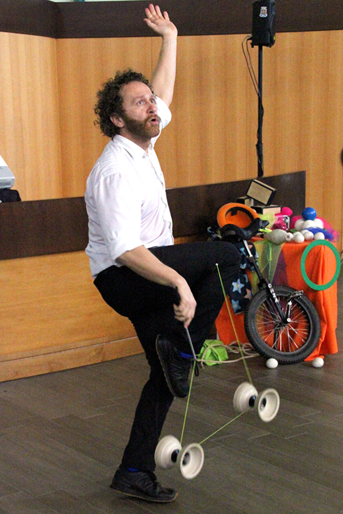 A Cisterna la lezione di fisica meccanica fa sognare grazie al professore giocoliere - 