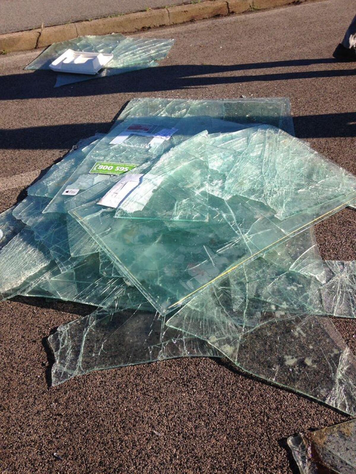 "Rifiuti abbandonati nell'area del Mercato di Campo di Carne... da poco inaugurata" - 