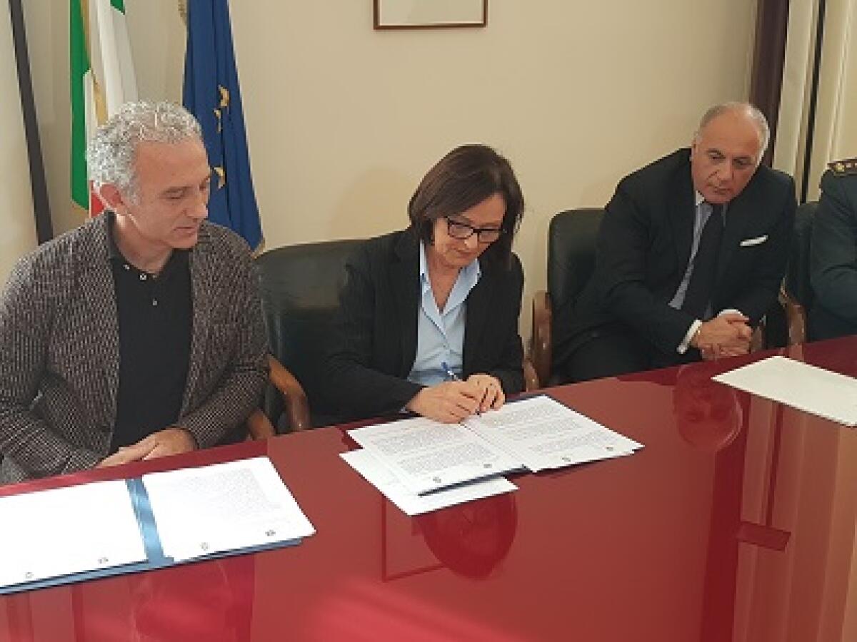 Controlli, telecamere e lotta agli imbrattatori, firmato il "Patto Latina Sicura" - 