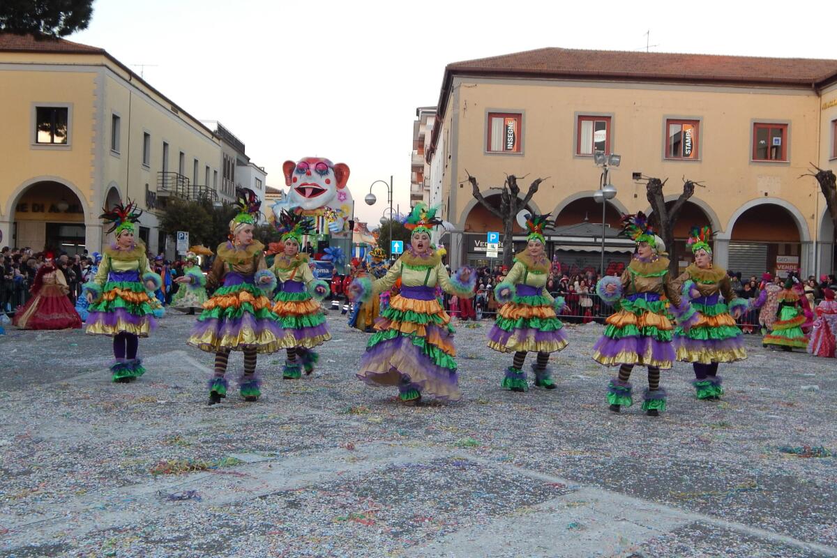 Carnevale Apriliano, oggi l'ultima sfilata con scuole gruppi mascherati e carri - 
