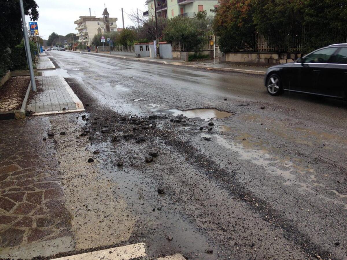 Aprilia - Buche pericolose su via Genio Civile - 