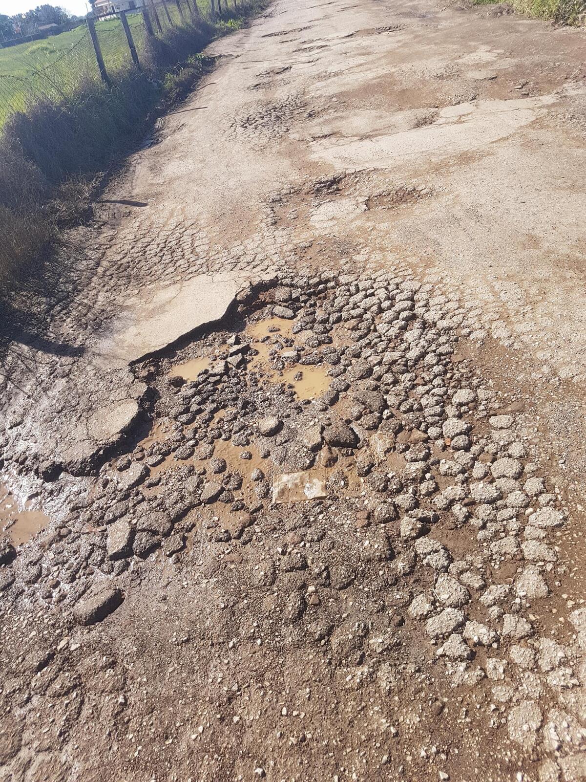 Aprilia - Voragini in via Fossignano, disagi per i residenti - 