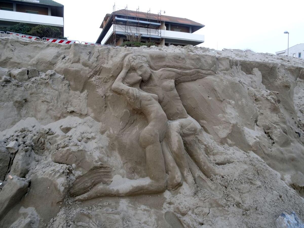 L'arte contro l'erosione, a Torvaianica una scultura in sabbia sul litorale devastato - 