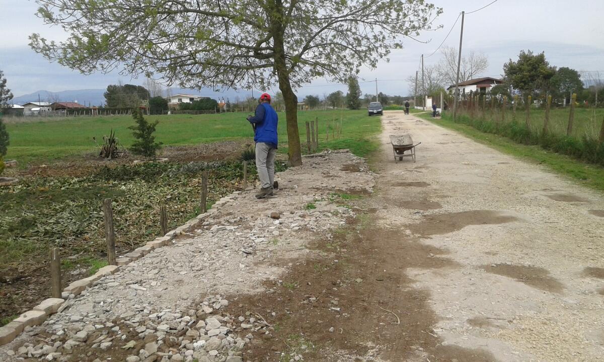 "Buche ricoperte con i calcinacci, accade nel quartiere Frassineto" - 