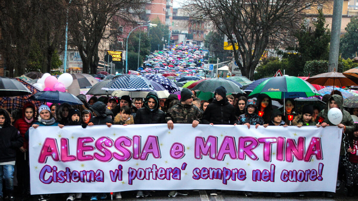 Cisterna - Interminabile e silenzioso corteo per Alessia e Martina - 