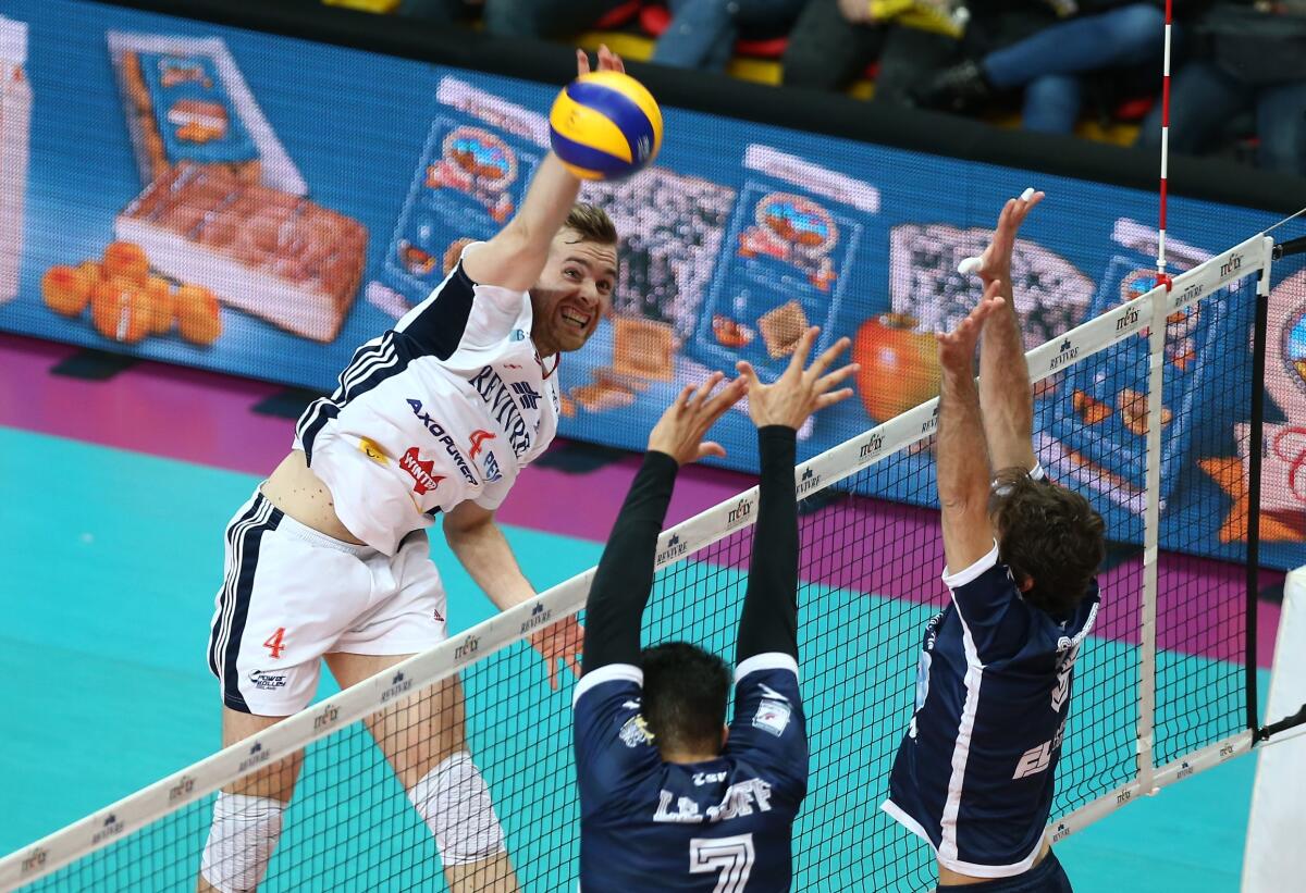 Pallavolo, Superlega - Latina batte Milano. In campo il ricordo di Martina e Alessia - 