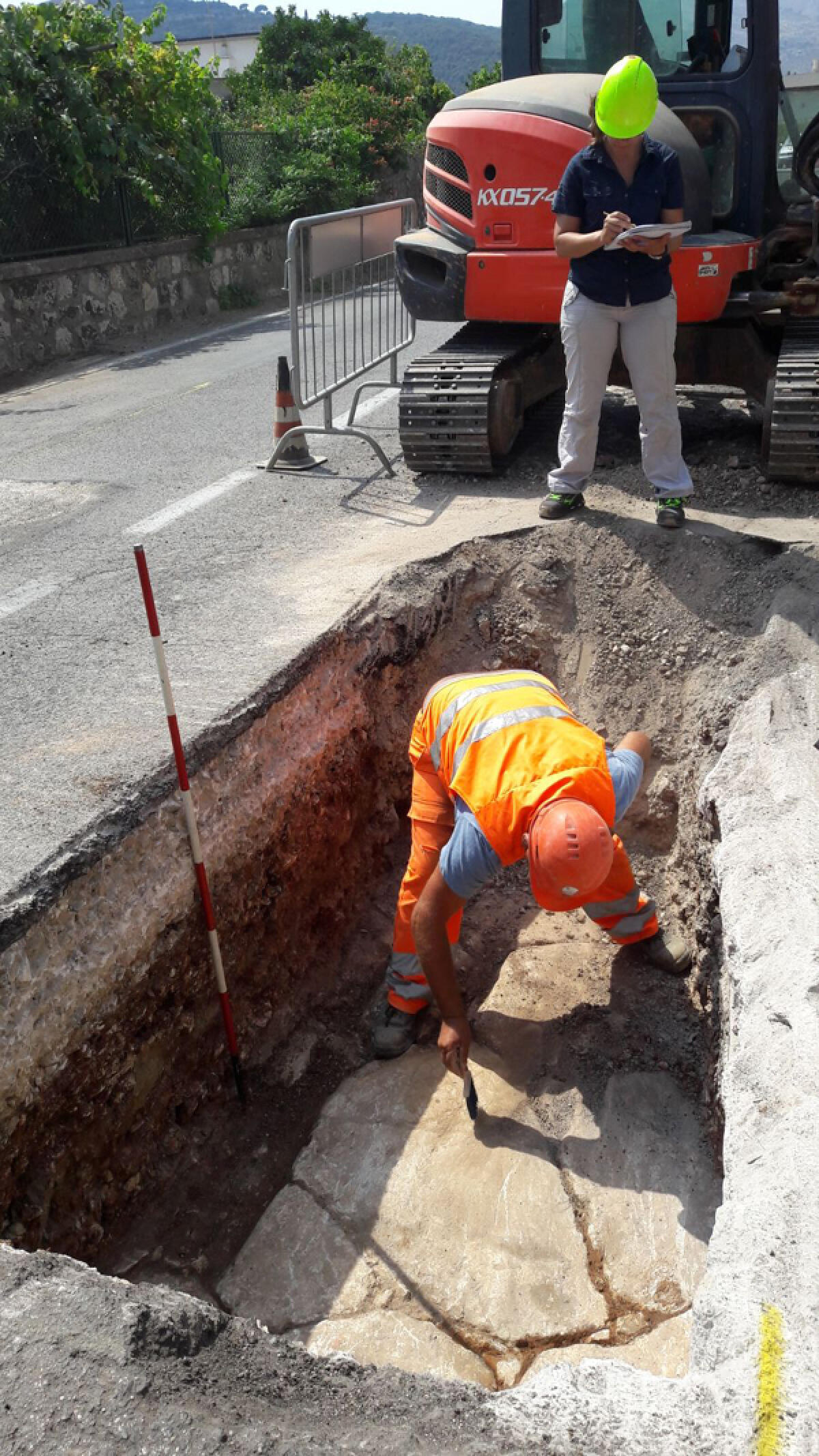 Grossa perdita  sotterranea in via Cattaneo, a Nettuno: i tecnici Acqualatina al lavoro. - 