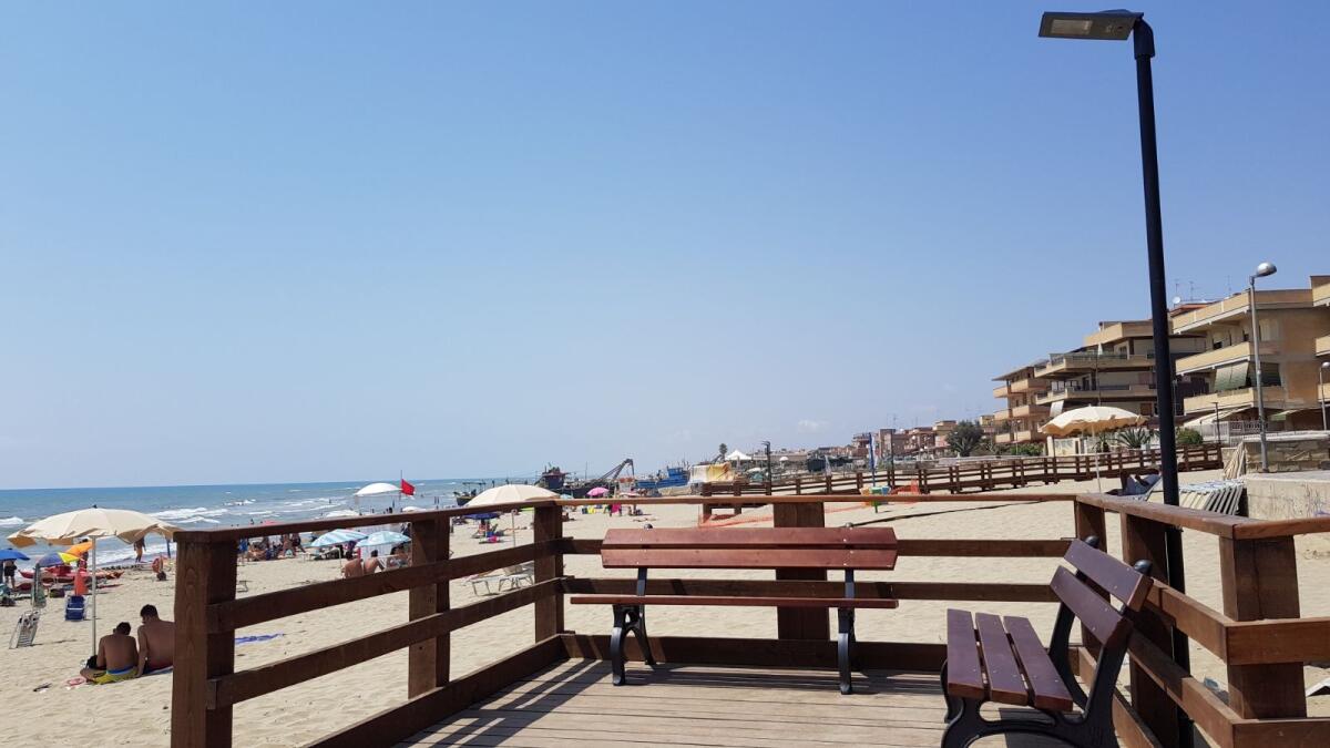 Dischetti di plastica sulle spiagge, a Torvaianica un'iniziativa per raccoglierli e smaltirli nel modo giusto - 