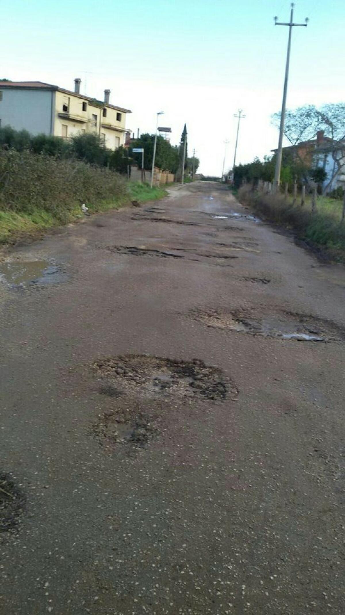 Aprilia - Via Sacco devastata dalle buche, "Disagi per i residenti e per chi ha problemi di salute" - 