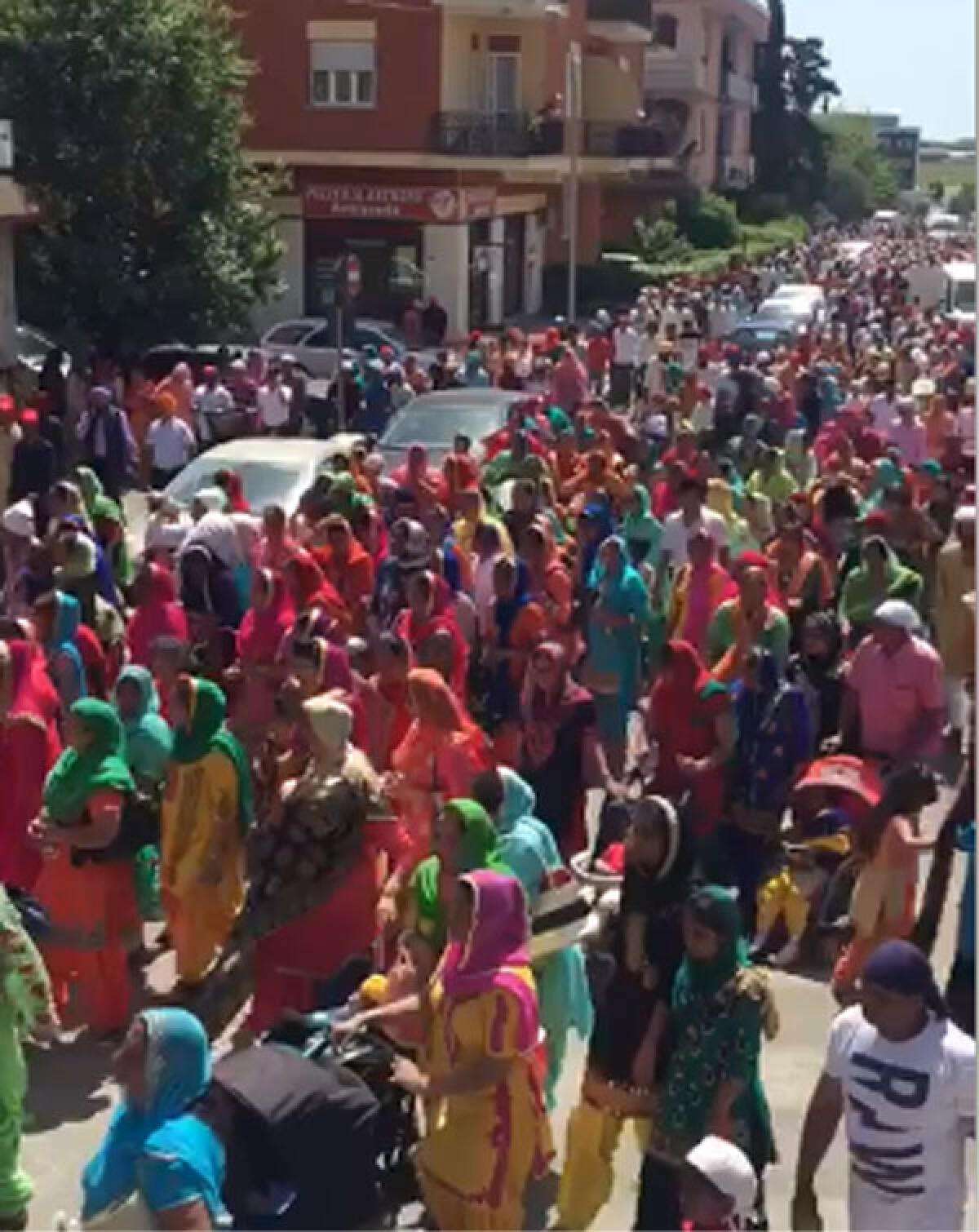 Aprilia in festa con la comunità Sikh: musica e colori animano il centro - 