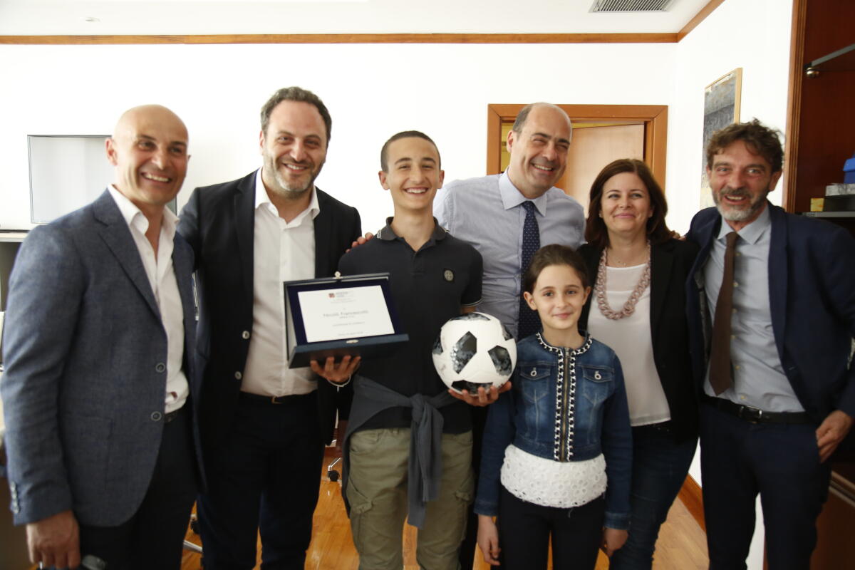 Sbaglia il rigore apposta, il presidente Zingaretti premia il giovane Nicolò di Aprilia - 