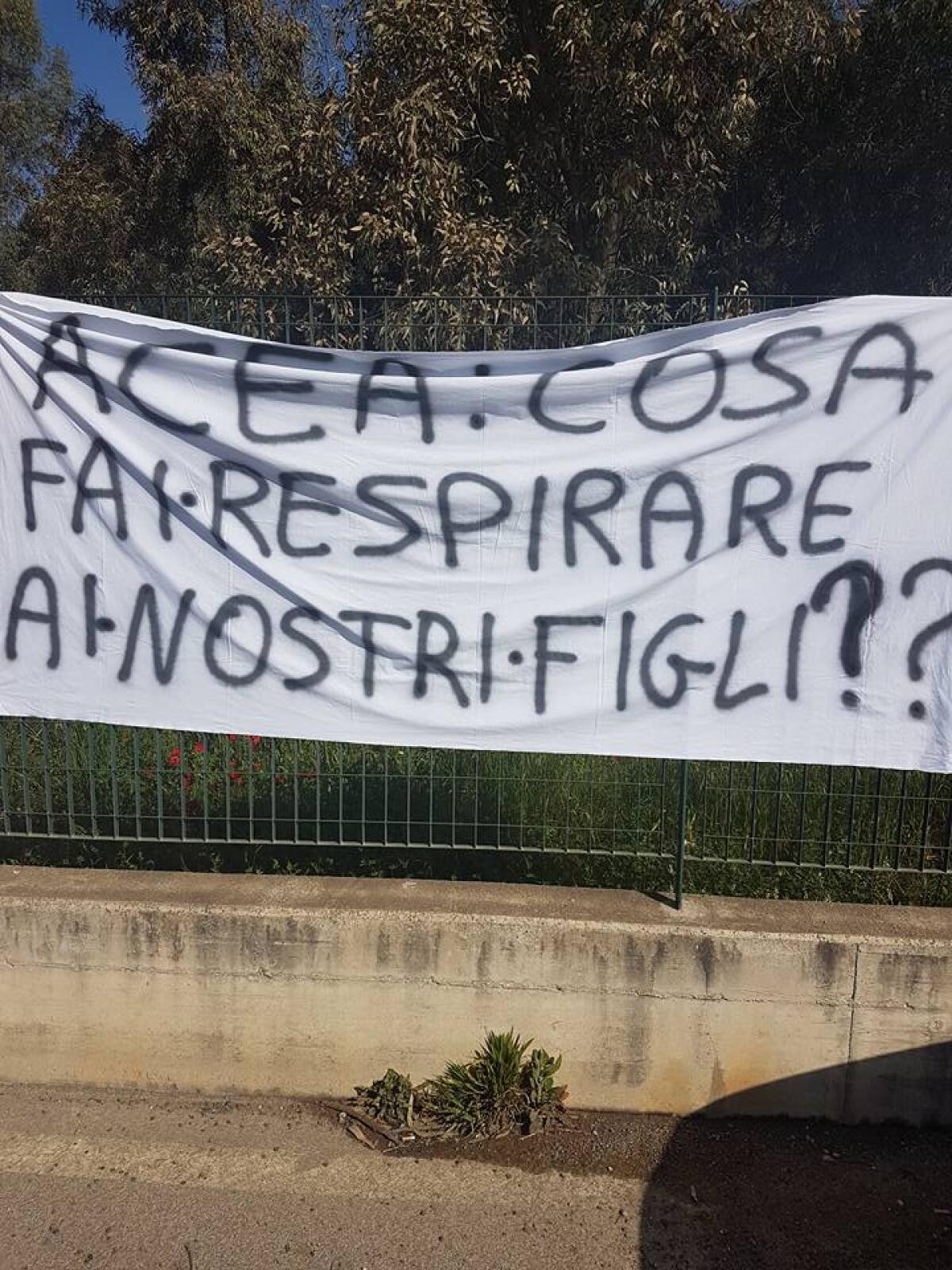"Cosa respirano i nostri figli?", residenti in sit-in davanti alla ex Kyklos - 