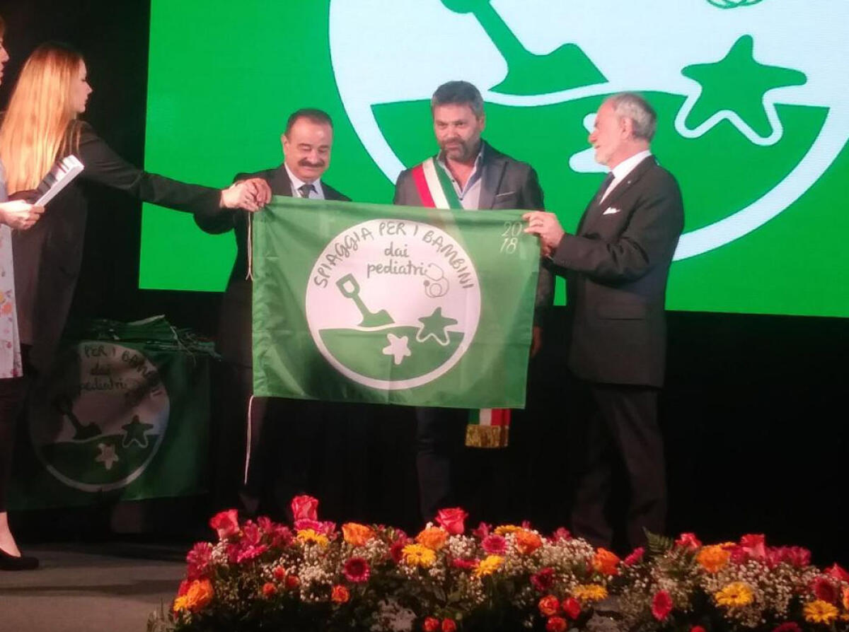 San Felice Circeo riceve il vessillo verde, la bandiera che premia le spiagge a misura di bambino. - 