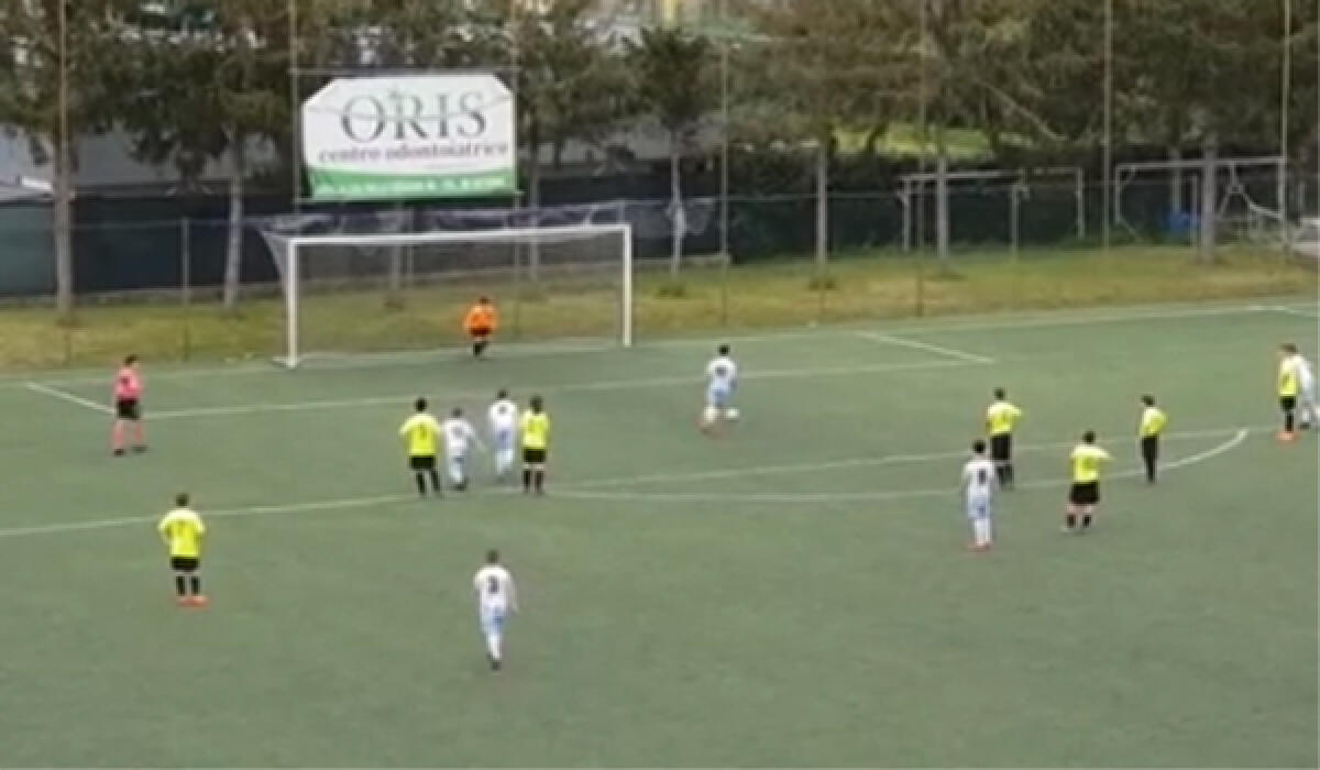 Aprilia - Il rigore non c'è e lui, 13 anni, lo sbaglia apposta - 