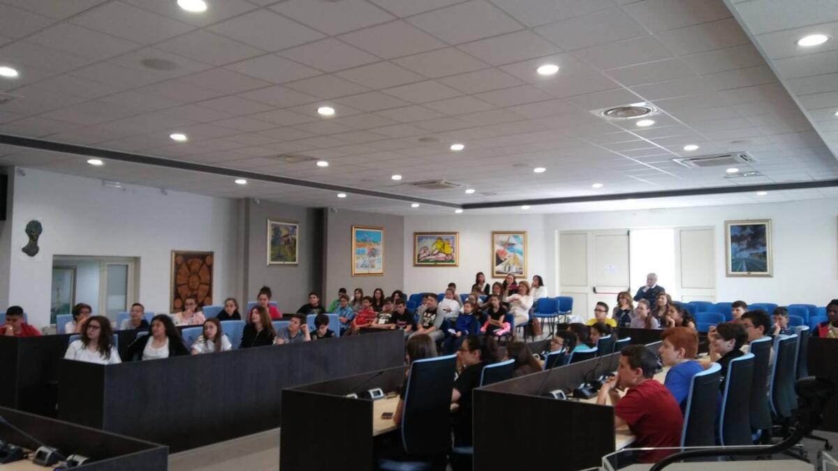 Aprilia - I giovani reporter della Gramsci dal sindaco - 