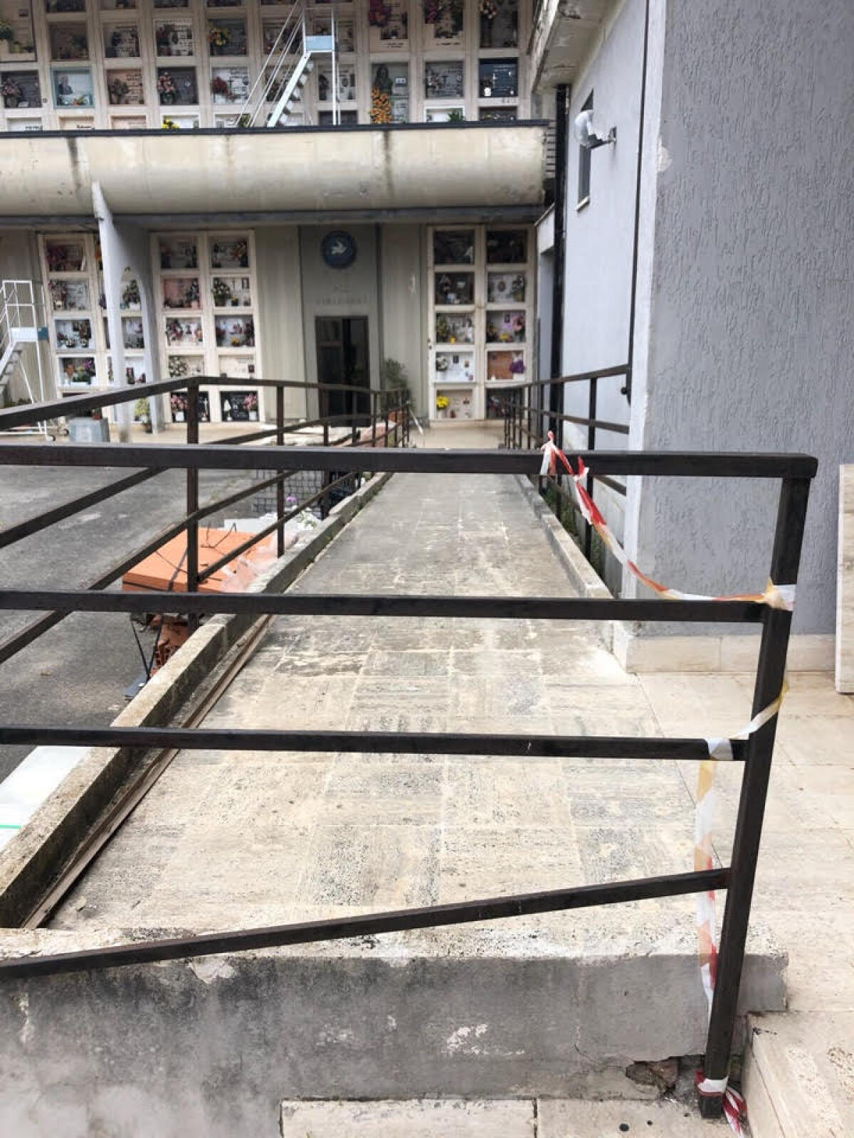 Aprilia, "Cimitero nel degrado, mancanza di rispetto verso la città" - 